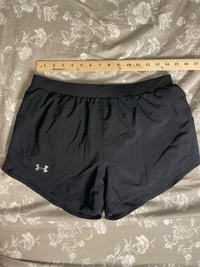 Under Armour Women's Blk Performance Running Shorts w/ inside pocket, Size Med.